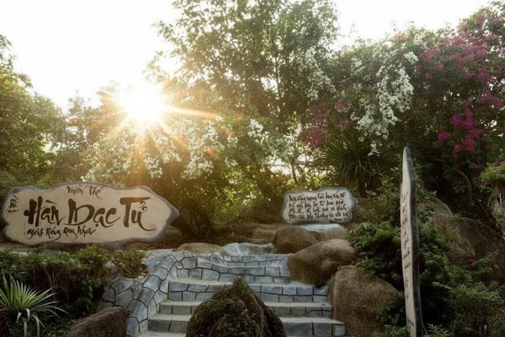 Không gian thơ ca lặng lẽ gắn liền với cuộc đời thi sĩ Hàn Mặc Tử .